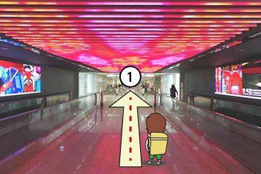 Lối đi sáng với đèn nền sắc màu tại Sân bay Incheon, thu hút khách du lịch.